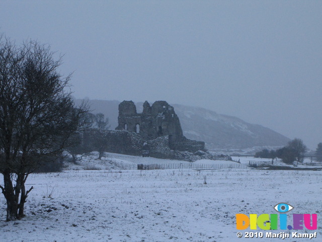 SX12025 Snow at Ogmore Castle